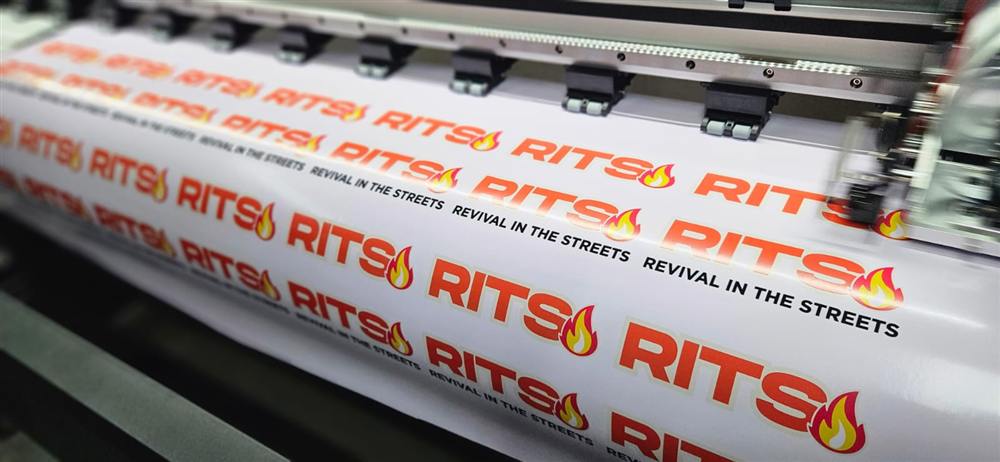 Adesivos personalizados RITS saindo da impressora